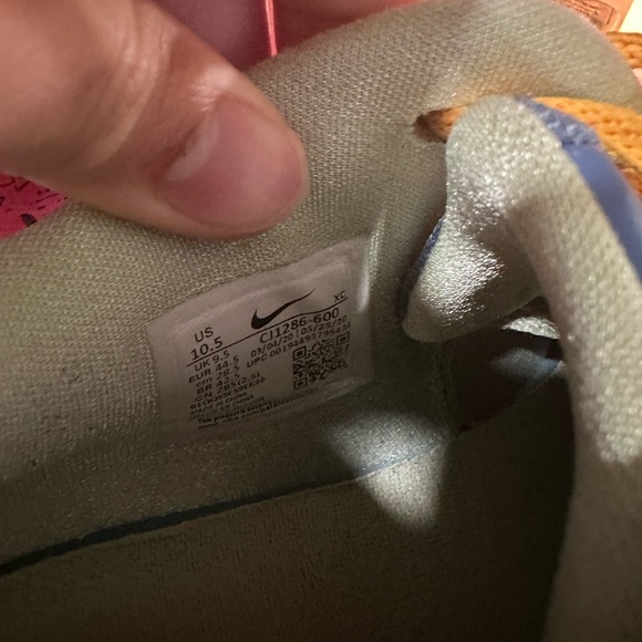 Kyrie 3 Lows Nike Size 10.5 - Picture 4 of 6